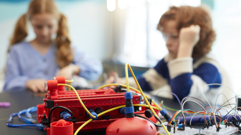A partir da visão de Sérgio Bento De Araújo, robótica e feiras educacionais tornam a aprendizagem por projetos um caminho concreto para levar a teoria à vivência real dos alunos.