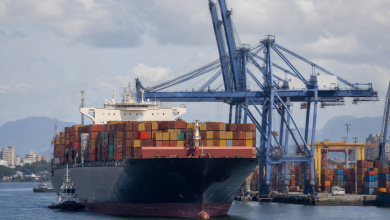 Navio cargueiro em operação portuária representa o crescimento das exportações brasileiras em 2026