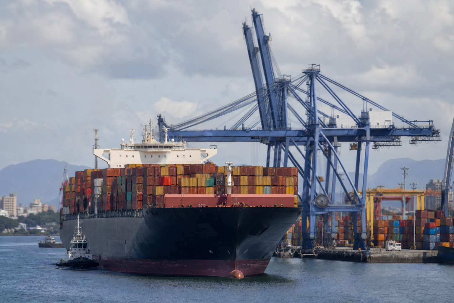 Navio cargueiro em operação portuária representa o crescimento das exportações brasileiras em 2026