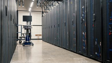 Armários metálicos com servidores, equipamentos de rede e cabos em um data center moderno