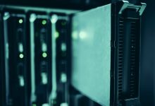 Fileiras de servidores em um data center moderno, representando a infraestrutura computacional usada no processamento de dados e em aplicações de inteligência artificial.