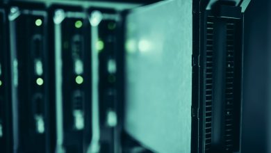 Fileiras de servidores em um data center moderno, representando a infraestrutura computacional usada no processamento de dados e em aplicações de inteligência artificial.