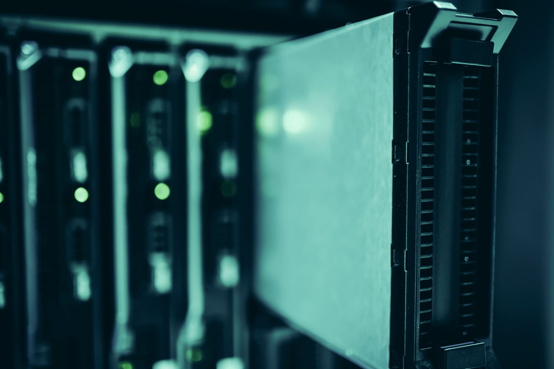 Fileiras de servidores em um data center moderno, representando a infraestrutura computacional usada no processamento de dados e em aplicações de inteligência artificial.